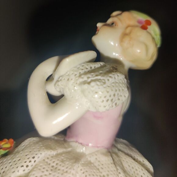 Porcelain Figurine Of Girl Wearing Dress With Hand - Picture 10 of 11